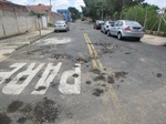 Fotos apresentam pavimento deteriorado em frente ao CRAB