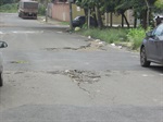 Fotos apresentam pavimento deteriorado em frente ao CRAB