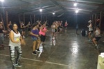 Aulas de zumba acontecem no local durante a noite