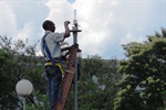 Equipe já começou a instalação de novas luminárias