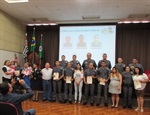 Adriana Nunes participa da homenagem aos policiais