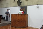Adriana Nunes participa da homenagem aos policiais