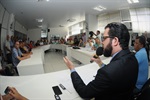 Aproximadamente 40 taxistas participaram de encontro na sala de reuniões do prédio anexo