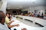 Aproximadamente 40 taxistas participaram de encontro na sala de reuniões do prédio anexo