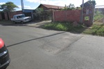 Fotos revelam deterioração de camada asfáltica no bairro Vale do Sol
