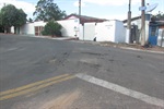 Fotos revelam deterioração de camada asfáltica no bairro Vale do Sol