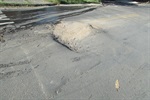 Buraco irregular atrapalha o fluxo constante de carros e ônibus