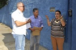 Dirceu conversou com o engenheiro Getúlio Macedo (à esq.) e a vice-diretora da escola, Glaucia Medice