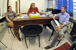 Dirceu em reunião com Glaucia Medice (esq.) e Sebastiana Leme, respectivamente vice-diretora e diretora da "Dr. João Sampaio"