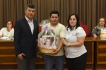 Rodrigo de Lima Albino, representando a mãe, recebeu a homenagem de Kawai e Regiane Aparecida Silva Gomes