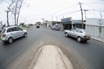 Falta de sinalização na mureta de proteção construída entre a rua Nilo Peçanha e avenida Corcovado