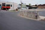 mureta de proteção construída entre a rua Nilo Peçanha e avenida Corcovado