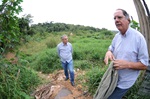 Longatto e o presidente do Semae, José Rubens Frabçoso, acompanham o serviço de implantação de rede de água e esgoto na comunidade Frederico.