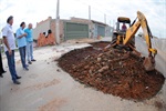 O trânsito de veículos e ônibus precisa ser sinalizado e desviado para a finalização das obras no local.  