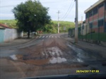 Condições asfálticas precárias em frente à escola municipal