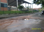 Condições asfálticas precárias em frente  à escola municipal