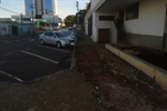 Moradores afirmam que pedestres utilizam a via, ao invés da calçada, para transitar