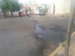 Condutores são obrigados a desviar dos buracos