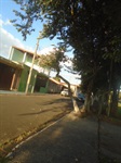 Calçada está sendo levantada, atrapalhando a passagem