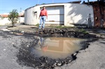 Antes, buraco perigoso na rua Fábio da Silva Prado
