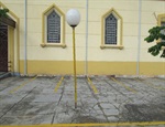 Padre alega que luminárias dificultavam o estacionar