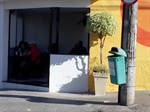 Lixeira próxima à estabelecimento comercial gera reclamação