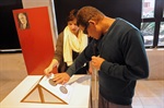 Alunos atendidos pela Avistar visitaram a exposição a convite de Bandeira