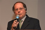 Longatto em fala durante o evento