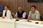 O presidente da associação, Ademir Barbosa, entregou as carteiras de identificação definitivas