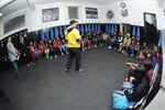 Pedro Kawai conversa com crianças do projeto social da Hyundai 