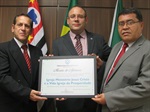 Salvador Provenzano e Francisco Barbosa recebem quadro alusivo à homenagem