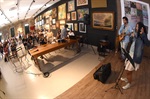 A cantora Bebé Salvego apresentou-se ao lado do irmão, Felipe
