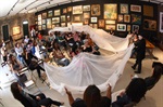 O artista plástico Odair Jorge Demarchi durante performance