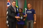 Paulo Campos contempla líder comuntária do Jardim Esplanada