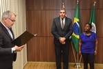 Paulo Campos contempla líder comuntária do Jardim Esplanada