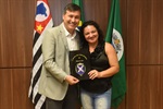 Pedro Kawai parabeniza agente de saúde em projeto socioambiental