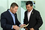 Kawai entregou moção de aplausos ao presidente da Abimaq, João Carlos Marchesan