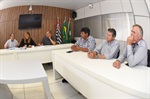 Vereadores analisaram as proposituras na sala de reuniões do segundo andar do prédio anexo da Câmara