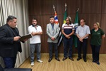 Kawai entregou a homenagem ao presidente da Associação de Moradores de Tupi