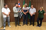 Kawai entregou a homenagem ao presidente da Associação de Moradores de Tupi