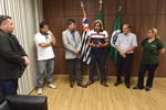 Kawai entregou a homenagem ao presidente da Associação de Moradores de Tupi