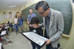 Câmara parabeniza aluno com deficiência visual em obra no Salãozinho