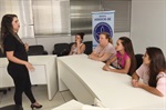 Aula de manicure faz parte da programação da Semana da Beleza, promovida por Marcos Abdala