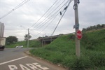 Fios soltos atrapalham travessia de pedestres
