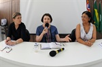 Karina, Nancy e Marilda, na mesa-redonda formada durante o ato
