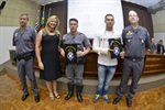 A homenagem foi concedida aos soldados Douglas Walter Radeschi de Toledo e Felipe de Oliveira Miranda