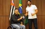 Vereador André Bandeira entregou homenagem a Luiz Bustamante