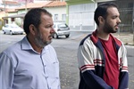 Zezinho Pereira e o morador Richard Dressano.