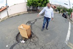 Buraco na rua Tapuã.