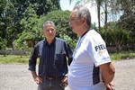 Dirceu conversa com morador Tadeu Aparecido Ramiro sobre asfaltamento do Gran Park